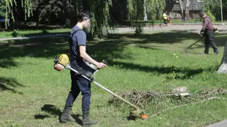 В Брянске за выходные скосили почти 128 тысяч квадратных метров травы