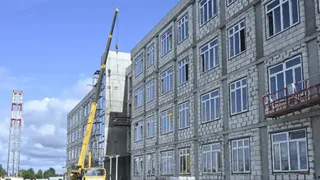 В Брянске строят новую школу на 1225 мест с бассейном и двумя спортзалами