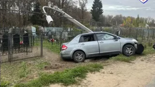 В Брянской области водитель иномарки влетел в бетонную опору у кладбища