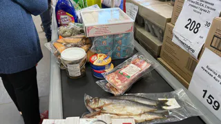 Зашла в «Светофор» за мелочами, а ушла с пакетом рыбы: показываю самые интересные находки на полках