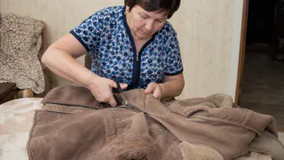 Старую дублёнку хранила не зря: 5 полезных вещей для дома, которые из неё получаются на удивление легко