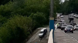 В Брянске автомобиль улетел с моста (фото и видео)