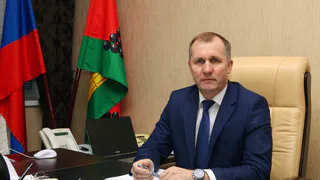 «Символ чести и славы предков»: Александр Макаров поздравил жителей Брянска с Днём Государственного флага 
