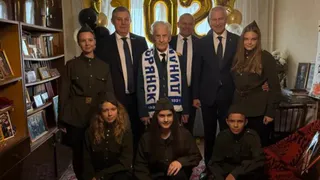 В Брянске поздравили со 102-летием ветерана Бориса Шапошникова
