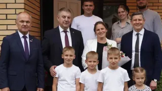 Многодетной матери из Брянской области вручили госнаграду