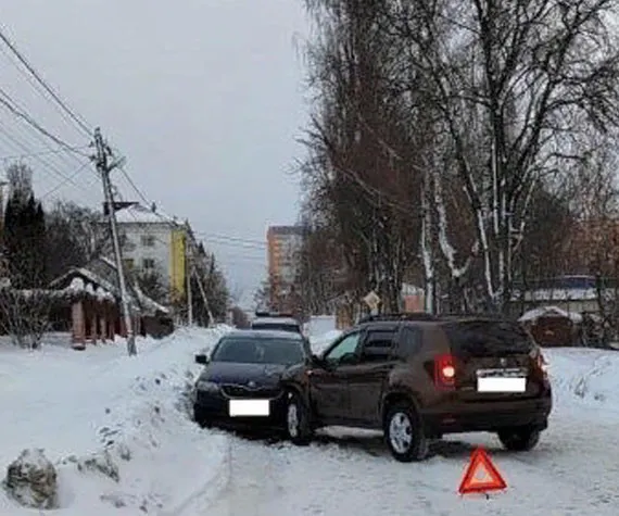 Две машины столкнулись на улице Вали Сафроновой в Брянске