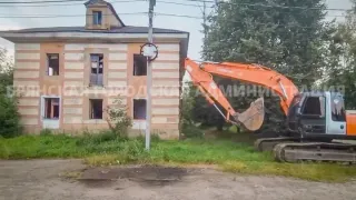 В Брянске начали снос аварийного дома на улице Коммунистической