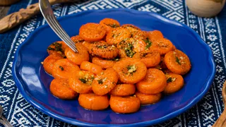 Морковь и крышка от бутылки: жарю с чесноком и соевым — получаются грибочки, тающие во рту, а стоят копейки