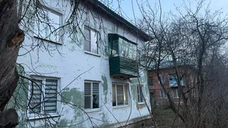 В Брянске на улице Набережной заброшенный дом 1948 года постройки зарос кустарником