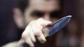 В Брянске пьяный отец метнул нож и попал в сына