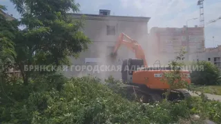 В Брянске начали снос аварийного дома на улице Спартаковской