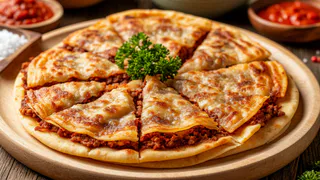 Секрет лепёшки «Три стакана»: мясо сочное, корочка хрустит — и готовить можно где угодно, даже на даче без духовки