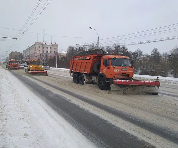 80 единиц техники и 100 человек расчищают дороги в Брянске