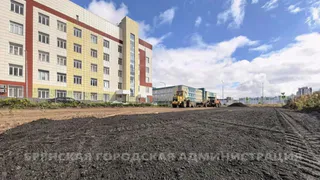 В Брянске возле новой поликлиники №4 обустраивают парковку площадью 1200 квадратных метров