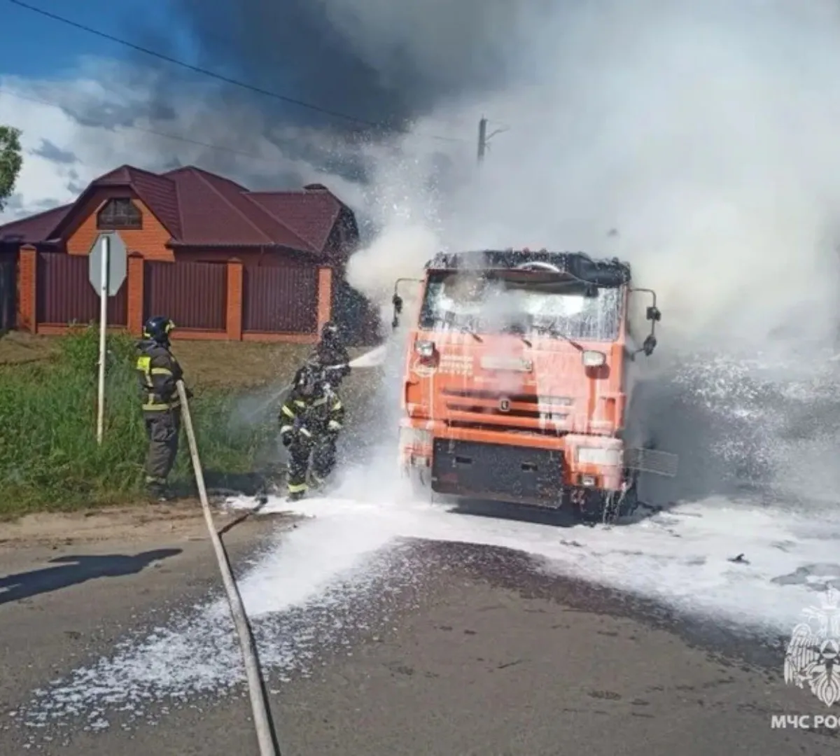 В Клинцах Брянской области потушили загоревшийся грузовой автомобиль