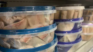 Все подруги давно маринуют по моему рецепту: селёдочка пряного посола вкуснее, чем с рынка — но есть хитрость 