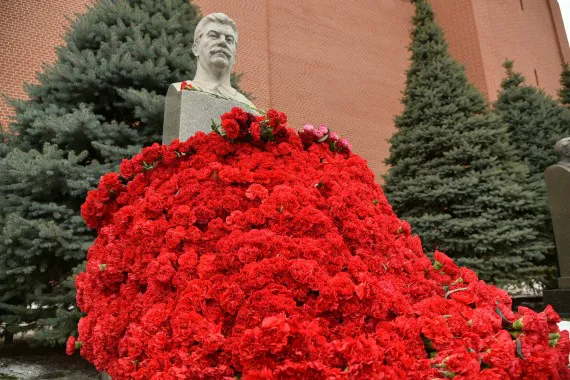 Две гвоздики для товарища Сталина