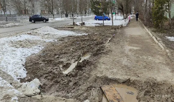 Житель Дятьково просит местную Администрацию города обратить внимание на тротуары