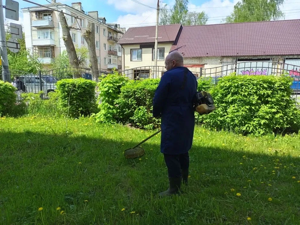 Брянский водитель поставил авто на газон и не дал покосить дорожникам траву