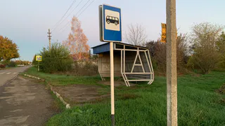 В Брянске вандалы разбили новый остановочный павильон на улице Советской