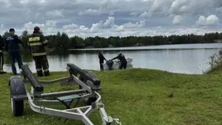 Водолазы четвертые сутки ищут утонувшего в озере Керамзитное