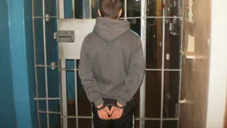 Нанес жертве не менее 100 ударов ножом: в Брянской области вынесен приговор 17-летнему убийце