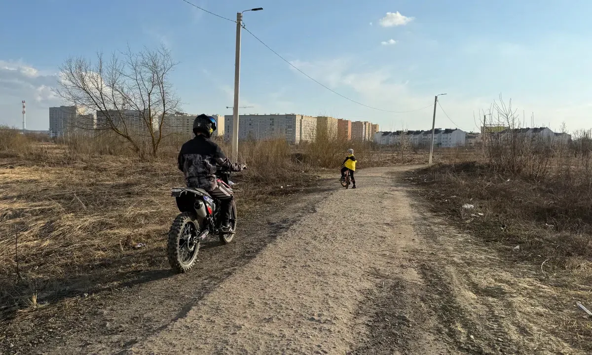 Под Брянском отечественная легковушка снесла двоих подростков на электровелосипеде