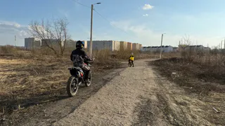 Под Брянском отечественная легковушка снесла двоих подростков на электровелосипеде