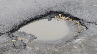 В Брянске за сутки отремонтировали более 360 квадратных метров дорожных ям