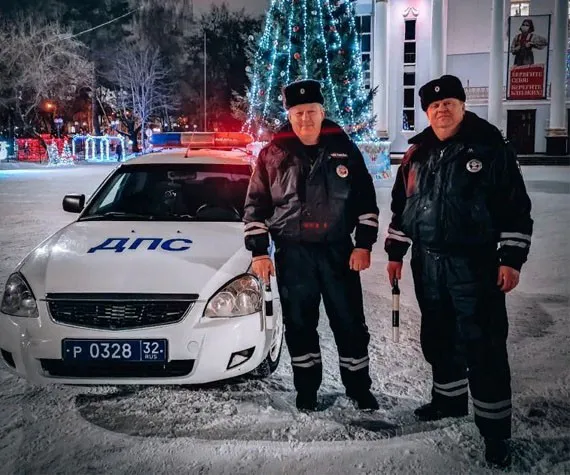 Автоинспекторы завели заглохшую машину жительницы Брянска