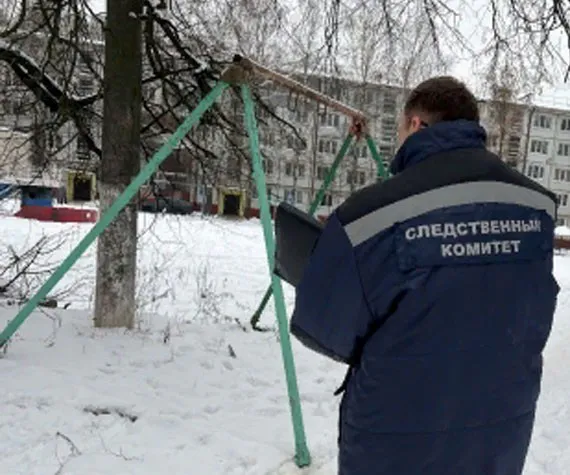 В Брянске бывшего директора УК отдали под суд за падение девочки с качелей