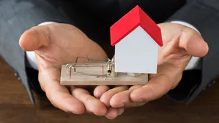 Пытаясь продать дом, брянская пенсионерка потеряла сотни тысяч рублей
