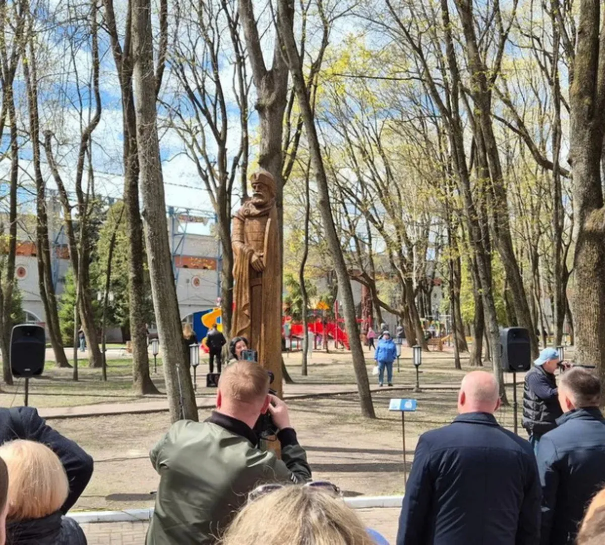 В Брянске открыли парковый сезон установкой новой деревянной скульптуры