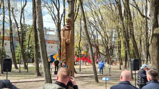 В Брянске открыли парковый сезон установкой новой деревянной скульптуры