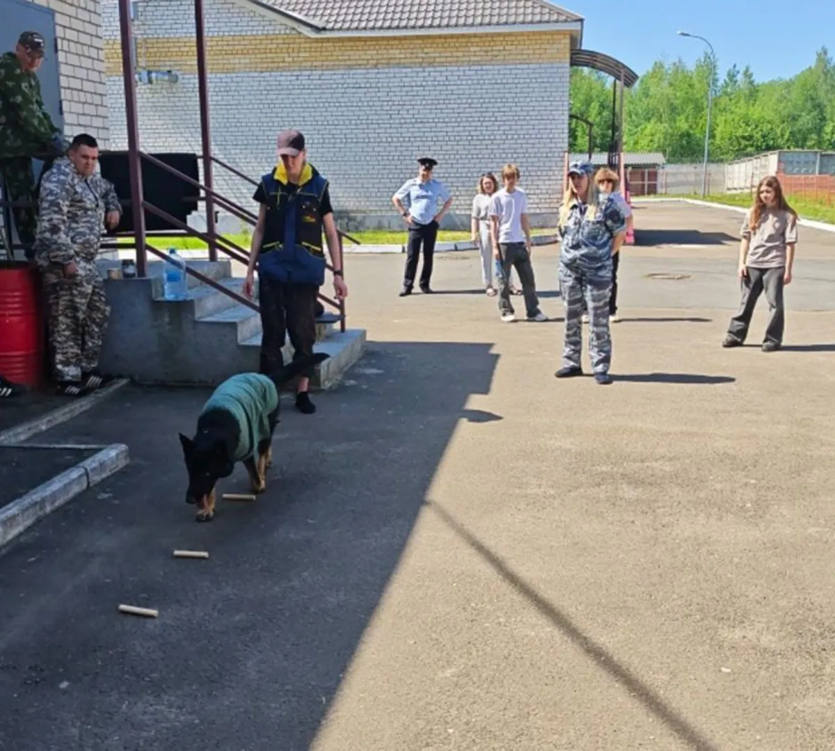 Брянские школьники побывали на экскурсии в Центре кинологической службы МВД