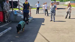 Брянские школьники побывали на экскурсии в Центре кинологической службы МВД
