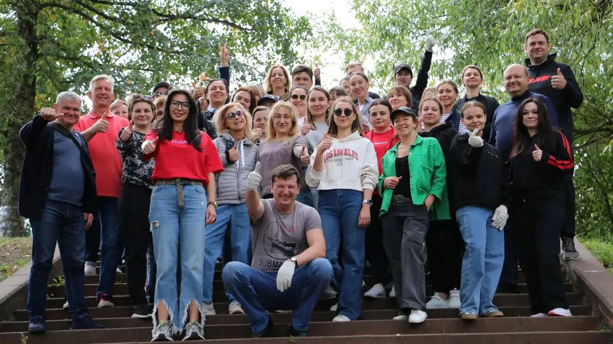 Брянские депутаты вышли на субботник в парк Звездный
