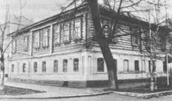 Вандалы изрисовали исторический дом на бульваре Гагарина в Брянске