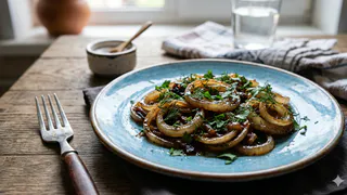Почти никто не знает, что из лука можно приготовить такую вкусноту: улетает за минуту, даже остыть не успевает