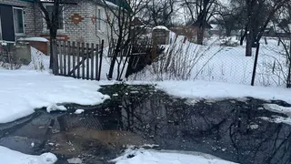 В селе Лопандино из-за прорыва третью неделю затапливает жилой дом