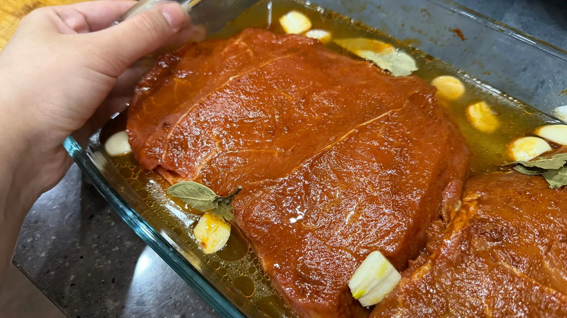 Всего 2 продукта для маринада: мясо и рыба получаются настолько нежными, что тают во рту — готовьте хоть шашлык, хоть стейк
