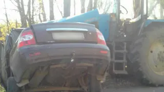 На брянской трассе легковушка врезалась в трактор: двое погибших