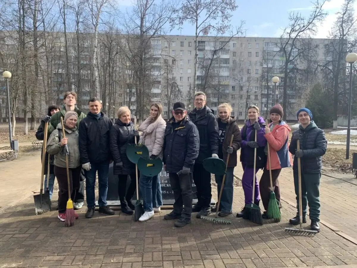Субботник-2026: сквер имени И.К. Гайдукова в Брянске приобрел ухоженный вид