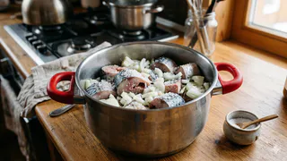 Больше не покупаю солёную скумбрию: мариную дома с луком и чесноком по этому рецепту — исчезает первой со стола