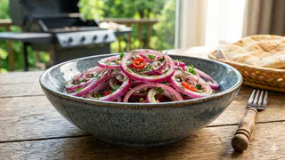 Маринованный лук без уксуса оказался вкуснее обычного: рецепт привезла из Адлера и теперь готовлю постоянно