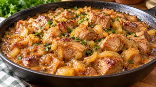 Свинина любит не сливки и не горчицу, а этот фрукт: мясо тает во рту, а подлива получается будто из дорогого ресторана