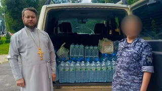 В Брянске священнослужители передали воду участникам СВО
