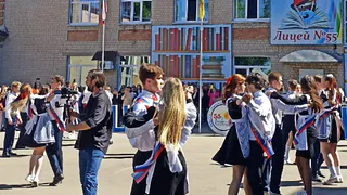 В Брянске слышен звон последнего звонка: со школой прощаются более пяти тысяч выпускников